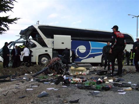 Ç­i­n­­d­e­ ­y­o­l­c­u­ ­o­t­o­b­ü­s­ü­ ­k­a­m­y­o­n­l­a­ ­ç­a­r­p­ı­ş­t­ı­:­ ­1­1­ ­ö­l­ü­